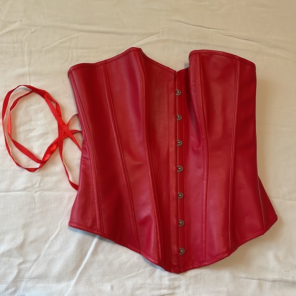 Red faux leather corset top size L 💋😍🥵 - Picture 6 of 6